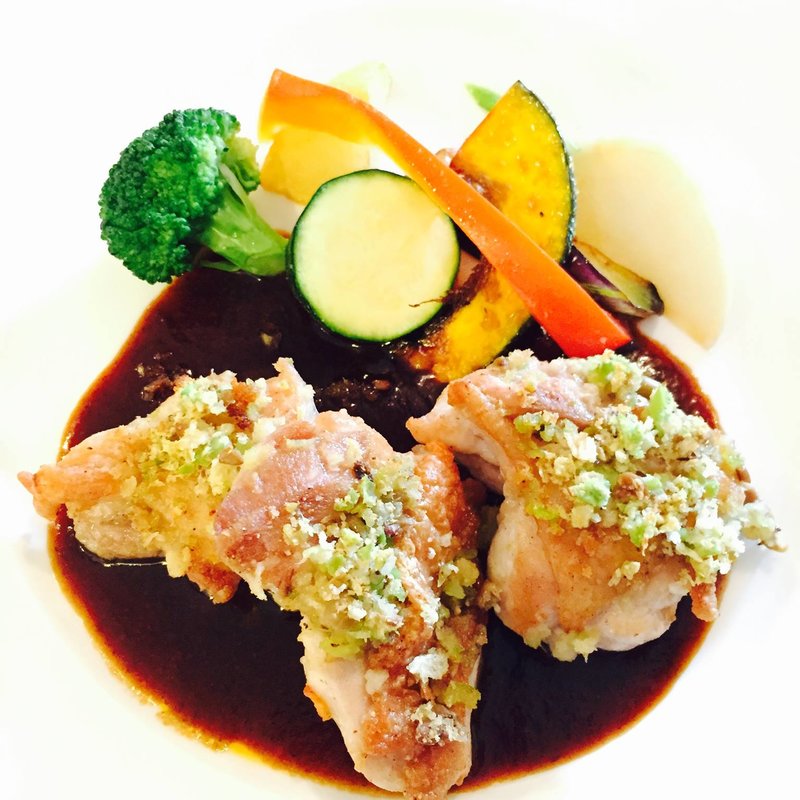 鶏もも肉のソテー そら豆とオリーブのタップナード添え デミグラスソース(レストラン＆パティスリー 木かげ茶屋)