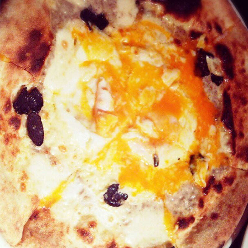 トリュフとポルチーニのビスマルクピッツア(俺のイタリアン)