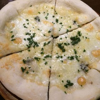 3種のチーズのPizza (AKASAKA LA VIE de AKI （アカサカラヴィドアキ）)