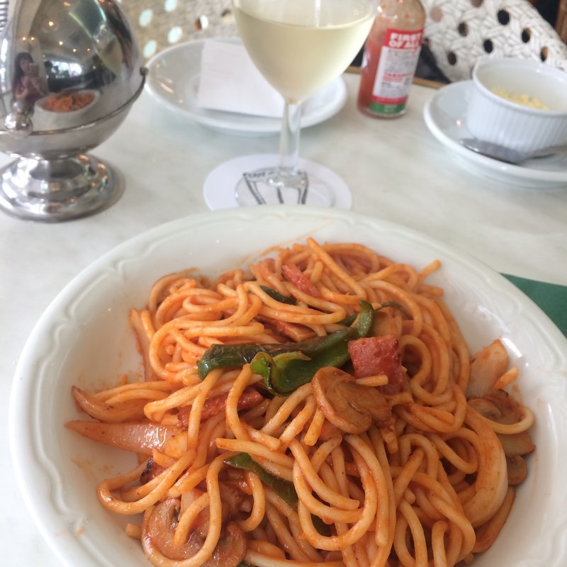 白ワインとナポリタンのセット(麻布　cafe de fob)