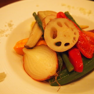 彩り鮮やかで食欲をそそる『12種の有機野菜の温サラダ』(wasabi)