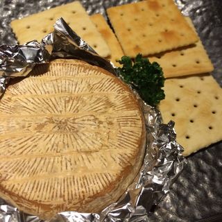 まるごとカマンベールチーズ燻製(燻製工房 新宿三丁目店)