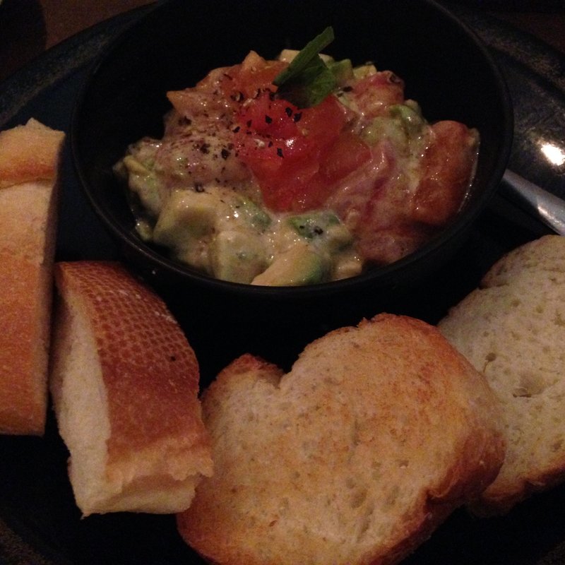 鮮魚とアボカドのタルタル(Dining＆Bar to．to )