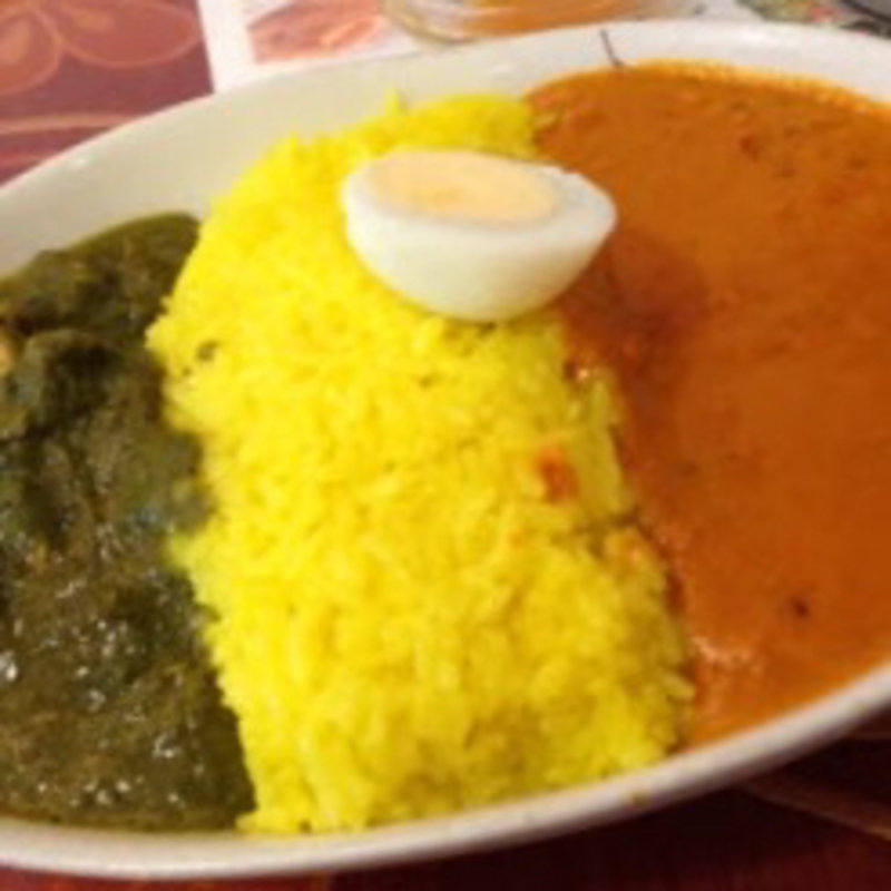 ほうれん草、バターチキンの三色カレー(ディップマハル 青山店)