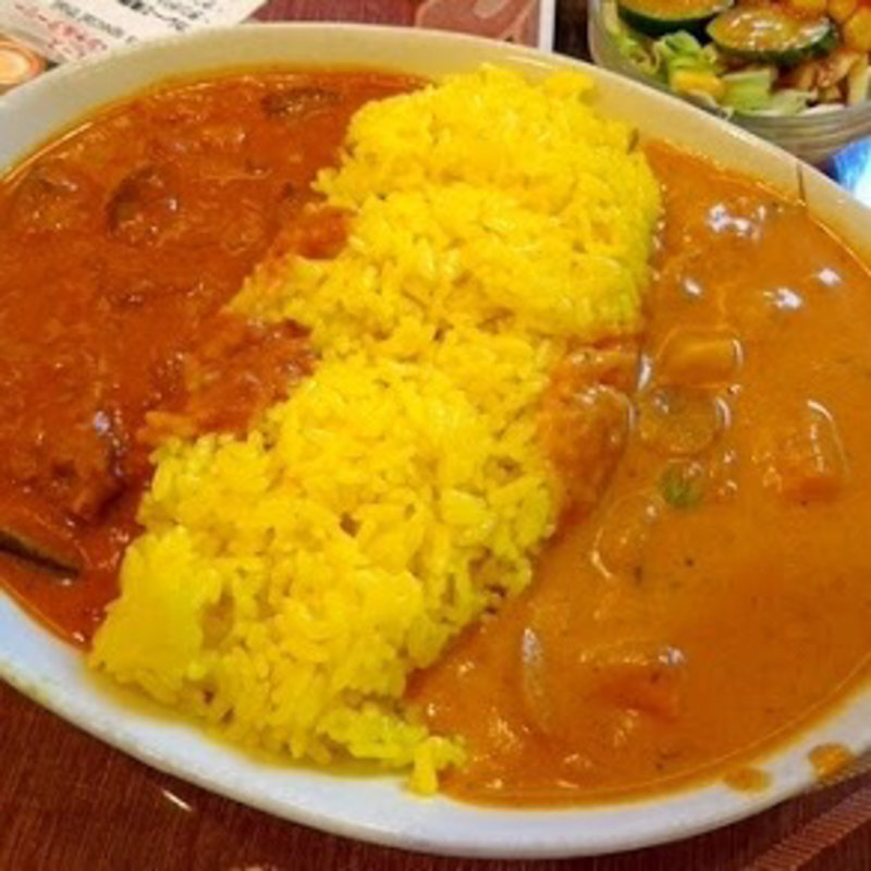 トマトとバターチキンの三色カレー(ディップマハル 青山店)