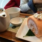 桜と餅のロールケーキ(ナナズグリーンティー 横浜岡田屋モアーズ店)