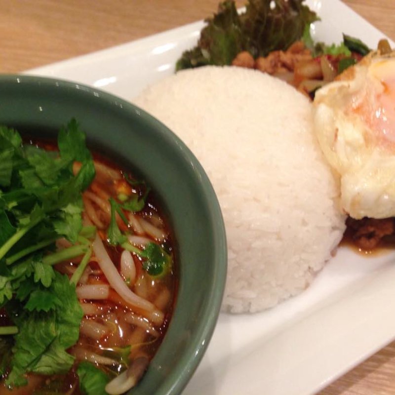 ムーガパオとトムヤムクェッティオのハーフ＆ハーフ(マンゴツリーカフェ大阪)