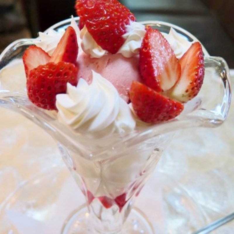 イチゴパフェ(ルーブル洋菓子店)