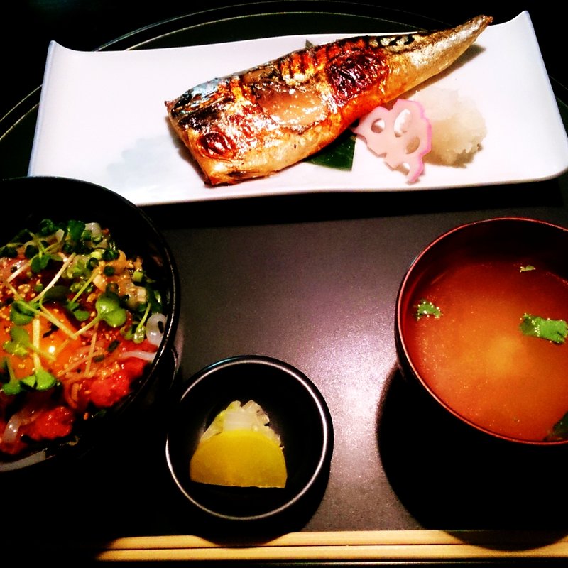 イカマグロユッケ丼と焼き魚(転石亭 流石 （【旧店名】赤坂 転石亭）)