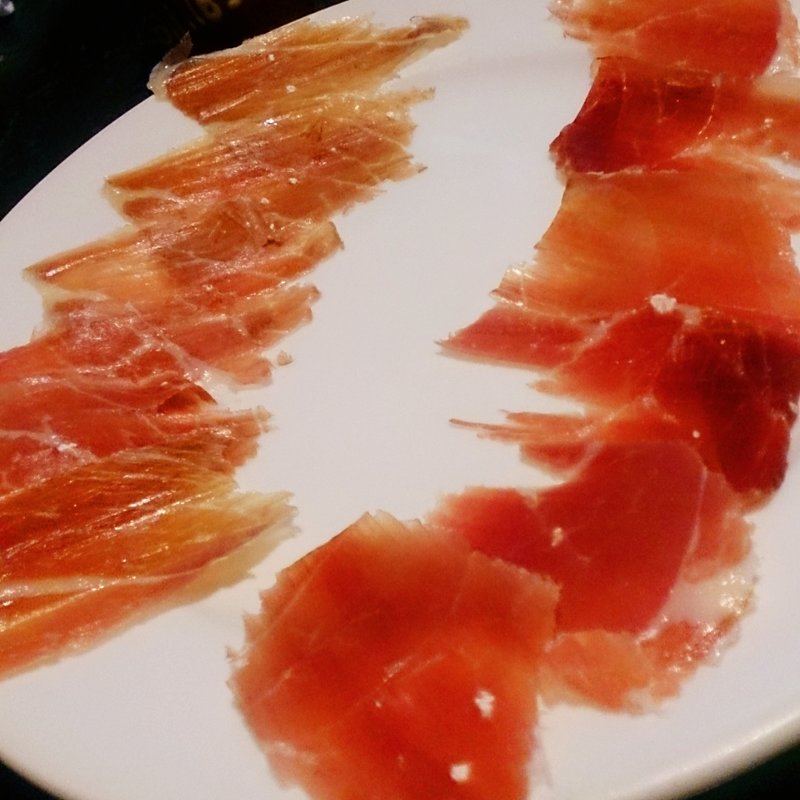 秋田産三元豚の自家製生ハム　2種盛り合わせ(セルベセリア・グランビア （CERVECERIA GRANVIA）)