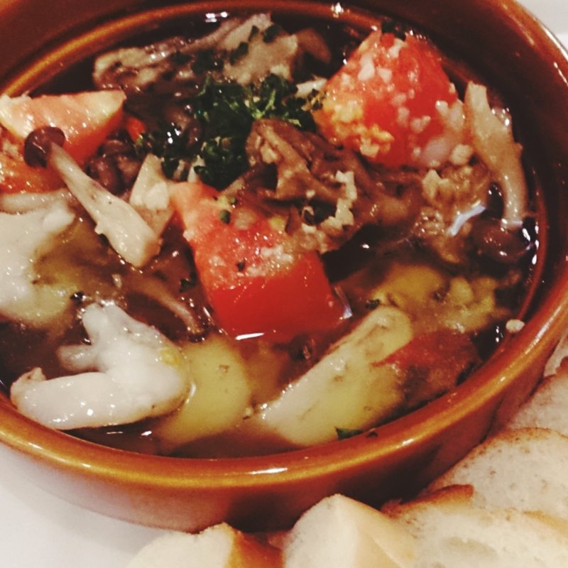 アッツアツで食べる「海老とキノコのオイル煮」(サクラカフェ＆レストラン池袋)