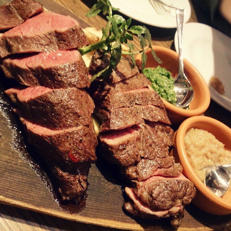 牛肩ロースと、牛タンのステーキ(ビストロ 熟肉 （なれにく）)