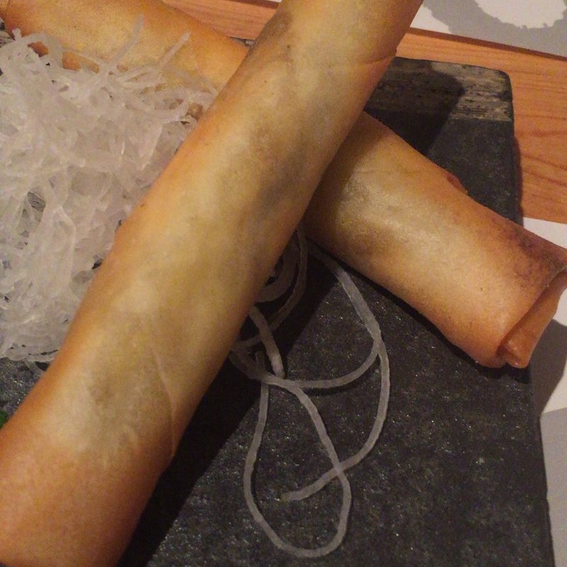 フォアグラとキノコ、焼きリンゴの揚げ春巻き2P(錨屋 （無国籍ビストロ錨屋Ikariya）)