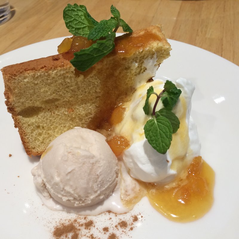 シフォンケーキアップルソース(ヘルシンキ・ベーカリー （Helsinki Bakery）)