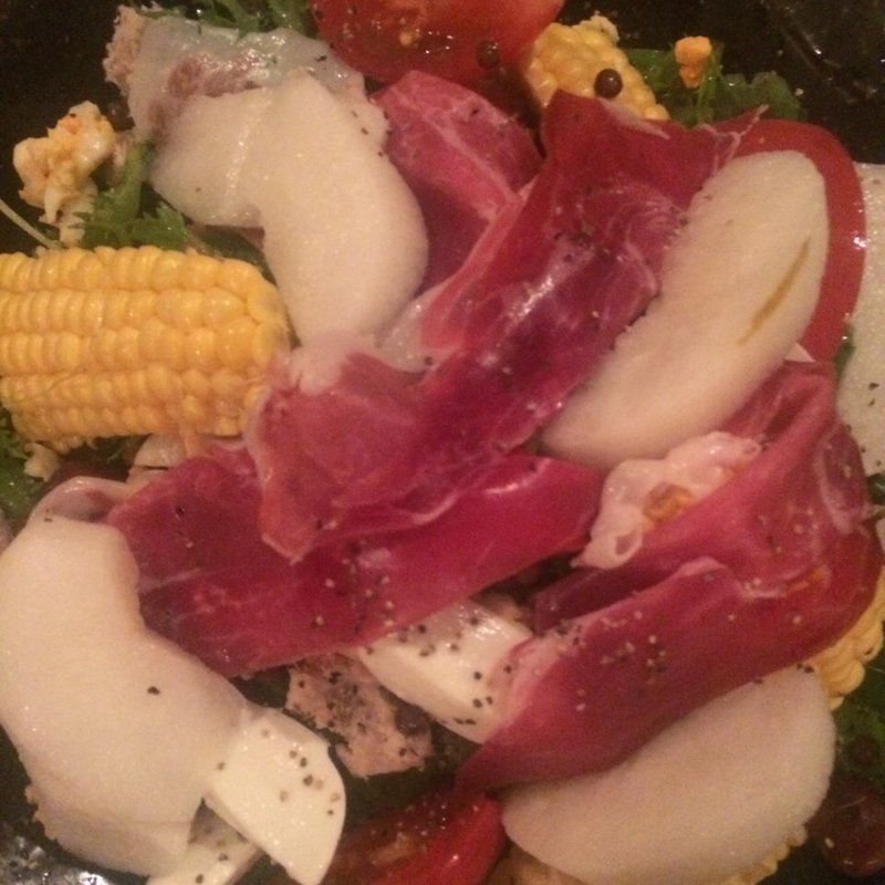 生ハムと桃のサラダ(ステーキハウス GORI 西麻布)