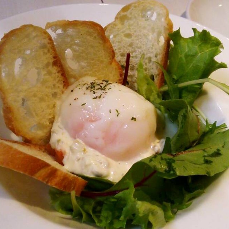 自家製スモークサーモンタルタル温卵添え(ワイン居酒屋 ポポンペット)