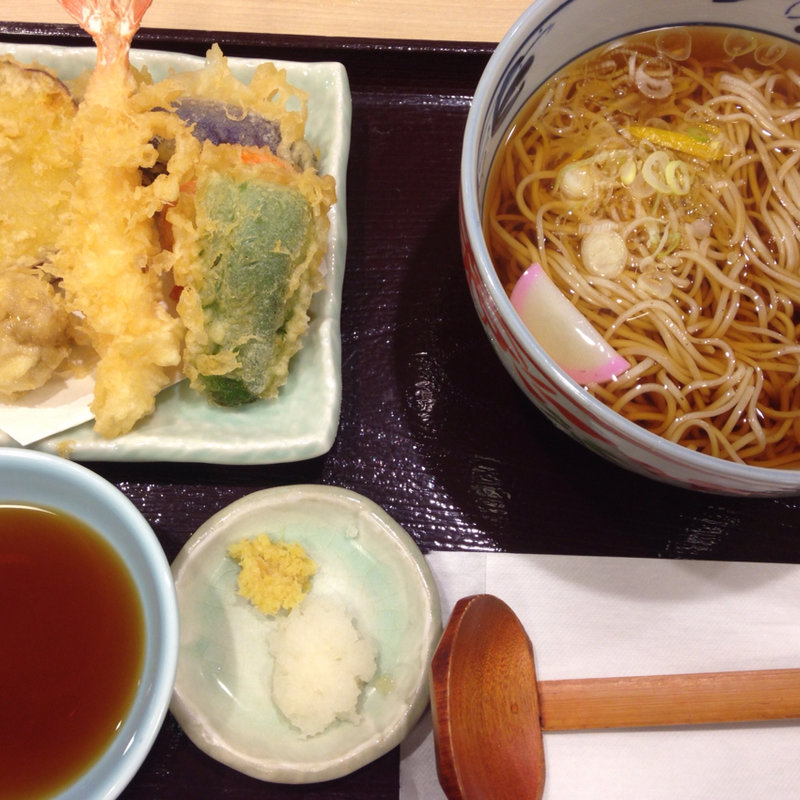 国産野菜の天ぷらと温そば(蕎麦処　あいづ)