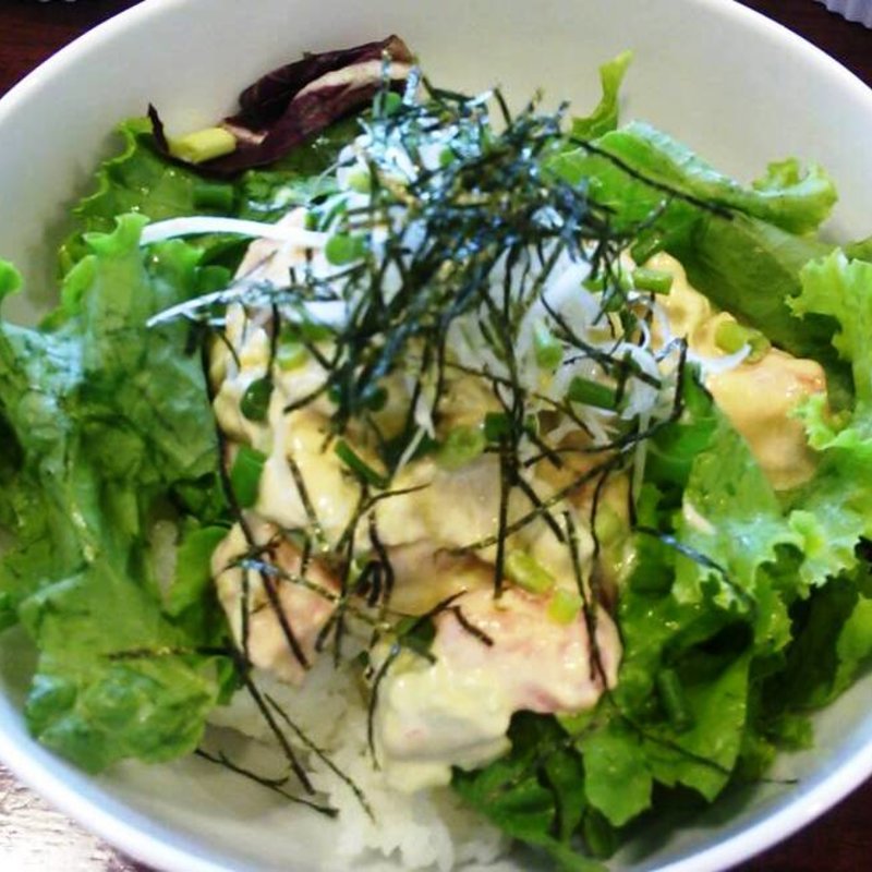 サーモンとアボカドのライスボール(Wine Stand Basil)