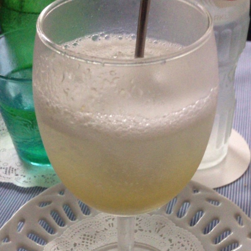 グリーンルバーブのシロップ 炭酸割り (ひなぎくきつね )