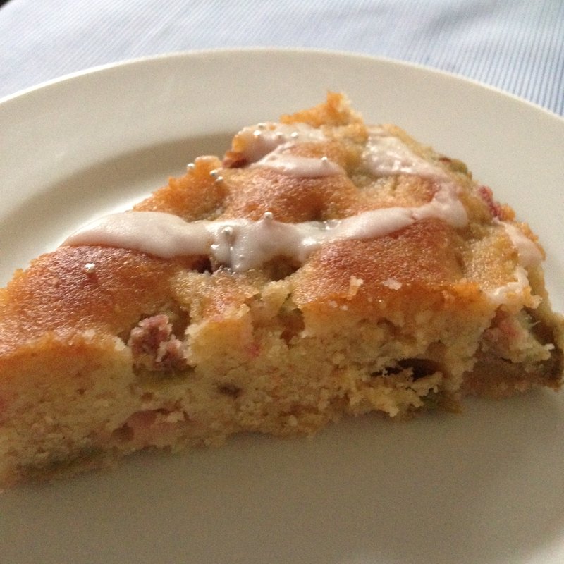 今日のケーキ 「緑と紅の生ルバーブを焼き込んだアーモンドケーキ 」(ひなぎくきつね )