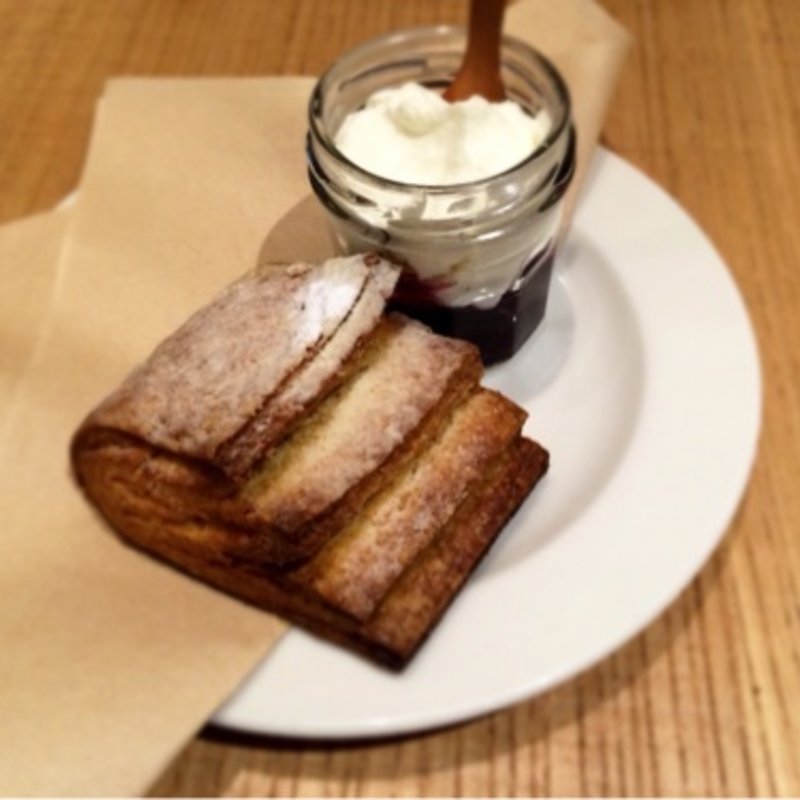 クロワッサンスコーン w/ ジャム＆リッチクリーム(Afternoon Tea TEA STAND)