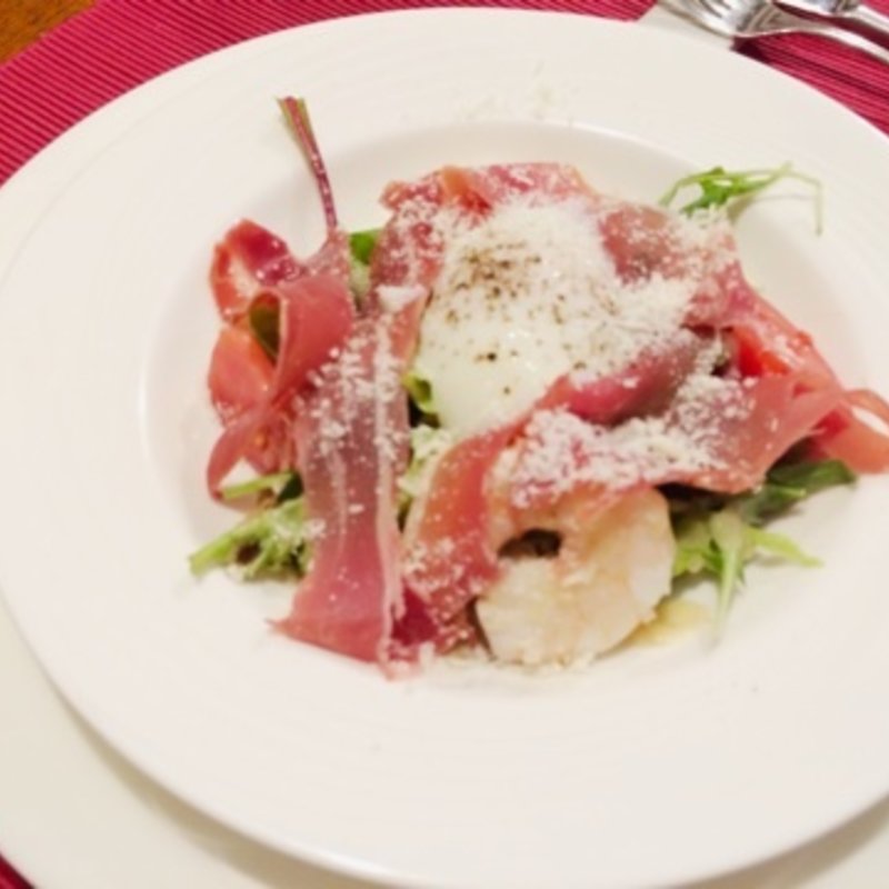 小海老と生ハム、温泉卵のサラダ　パルミジャーノレッジャーノ風味(シラノ・ド・ベルジュラック (Cyrano de Bergerac))