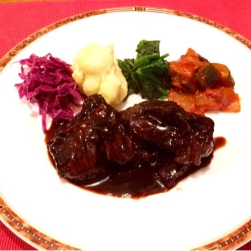 牛頬肉のじっくりコトコト赤ワイン煮(シラノ・ド・ベルジュラック (Cyrano de Bergerac))