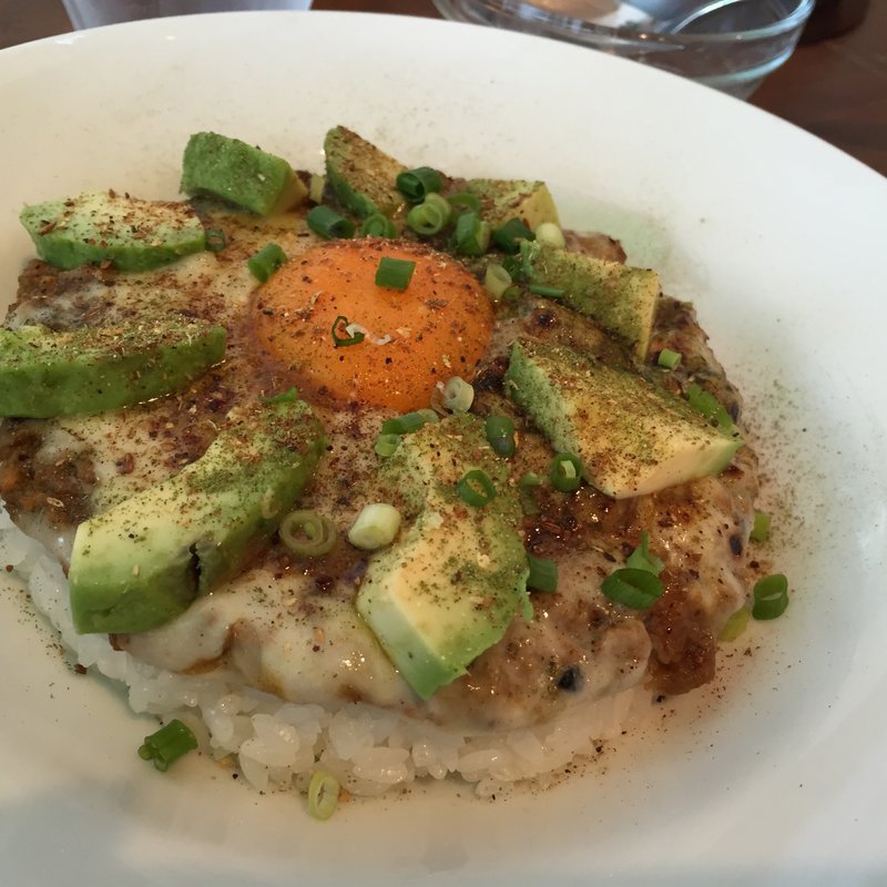 アボカドとチーズのキーマ（ミニサラダ、自家製ラッシーorジンジャエール）(カレーの店 コロンビア)