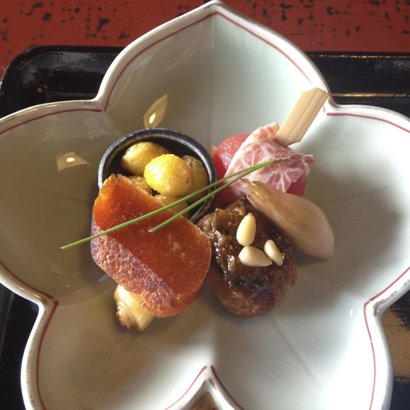 揚げ銀杏、鯨ベーコン、生麩田楽、烏賊雲丹焼などの前菜(檑亭)