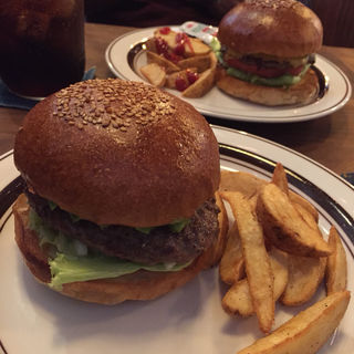 アボカドバーガーとチーズバーガー(CRITTERS BURGER)