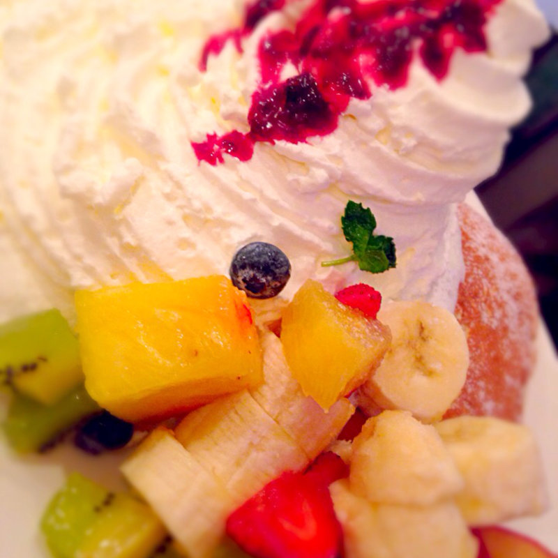 フルーツと生クリームたっぷりパンケーキ(ハワイアンキッチンズ （HAWAIIAN Kitchens）)