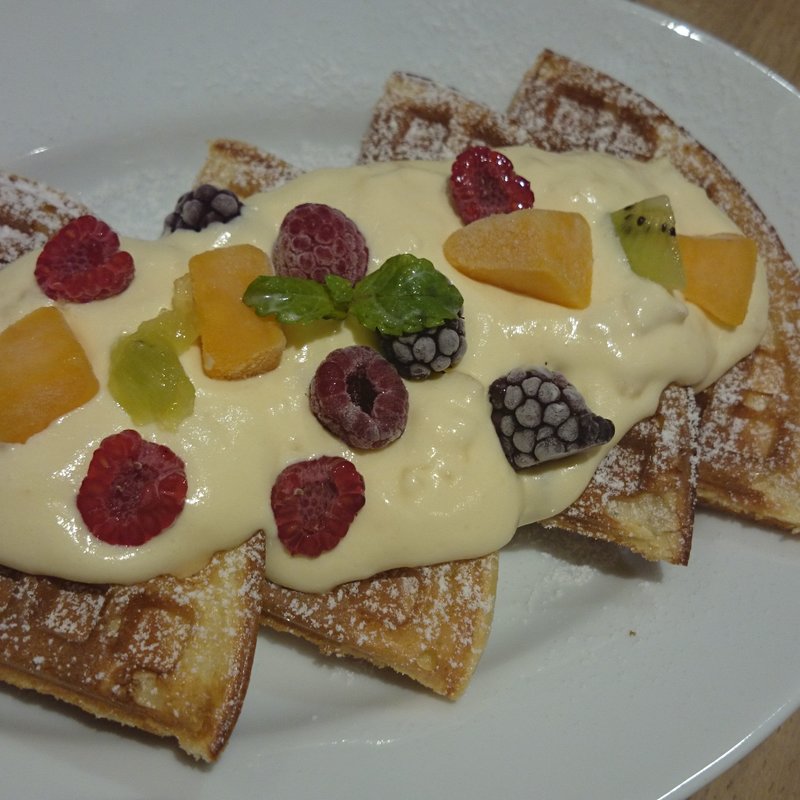 フルーツとマスカルポーネチーズクリームのワッフル(マザーリーフ ディアモールフィオレ店)