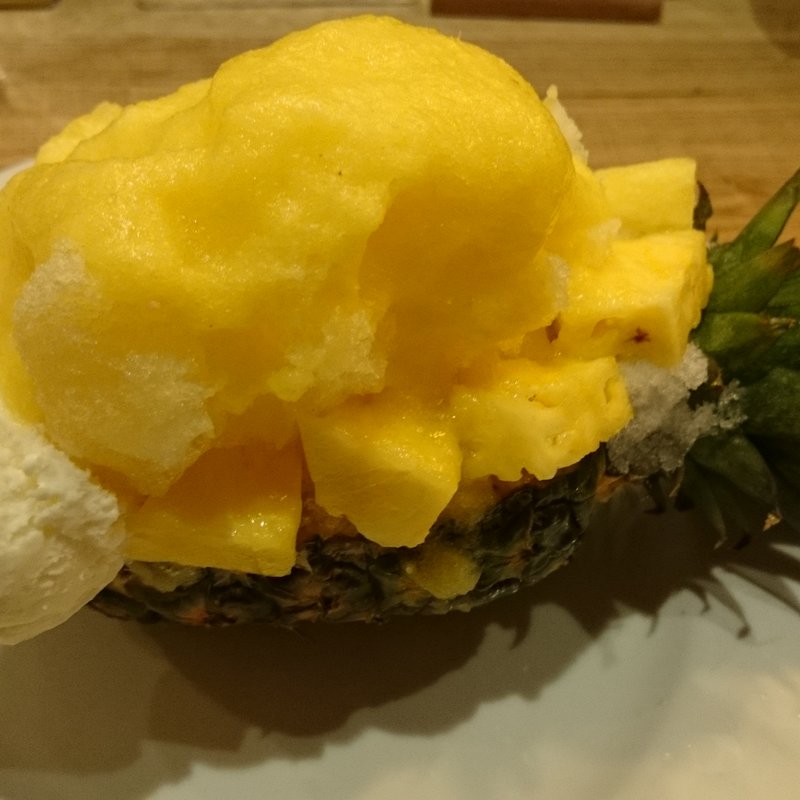 黄金比蜜のかき氷 丸ごとパイン(BROTHERS Cafeteria 南船場店)