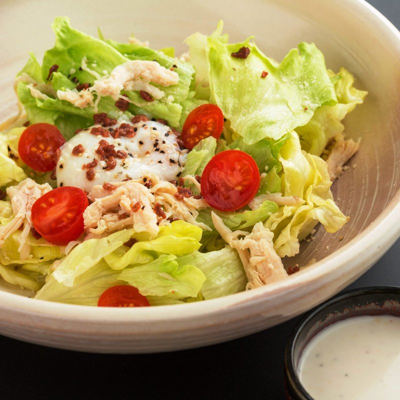 蒸し鶏と温泉卵のシーザーサラダ(こがね屋 千葉駅前店 （koganeya）)