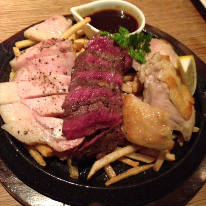 平日限定セットの　俺の肉盛り合わせ　ハーフ(biotope cafe dining （ビオトープ カフェ ダイニング）)