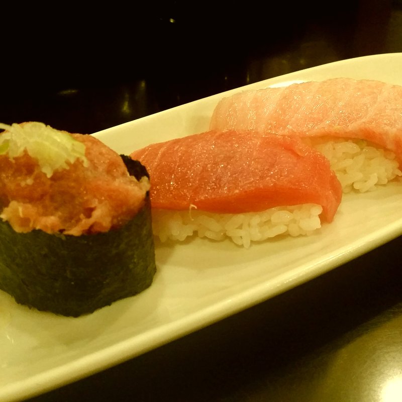 トロ三点盛(桃太郎すし 谷原店)