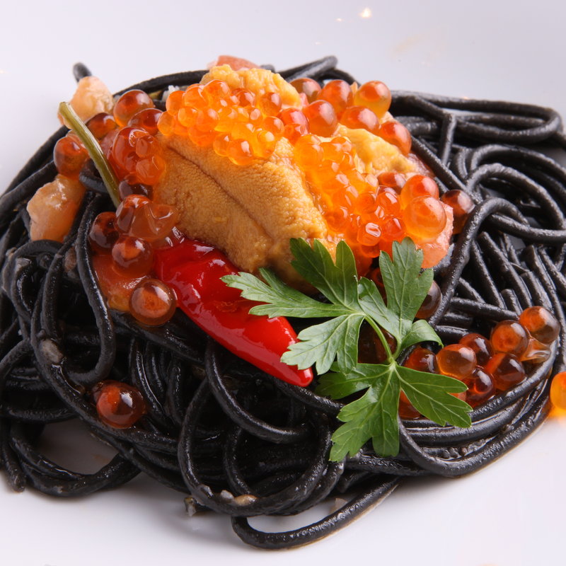 雲丹とイクラのいかすみパスタ(ikra )
