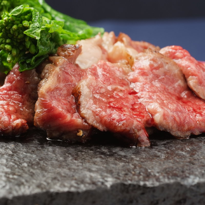 黒毛和牛の溶岩石焼き(ikra )