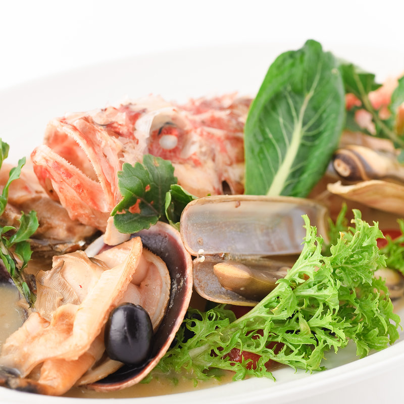 カサゴとあさりのグリル　ジェノバ風ソース(イタリア料理 インコントロ)