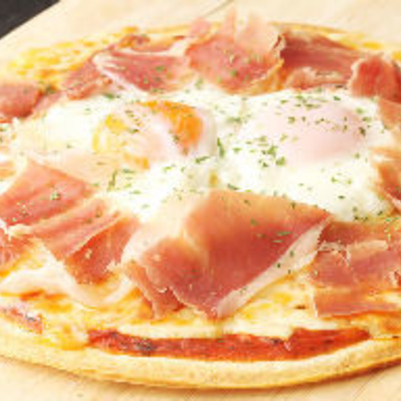 生ハムと半熟卵のピザ(バー B24 千葉中央)