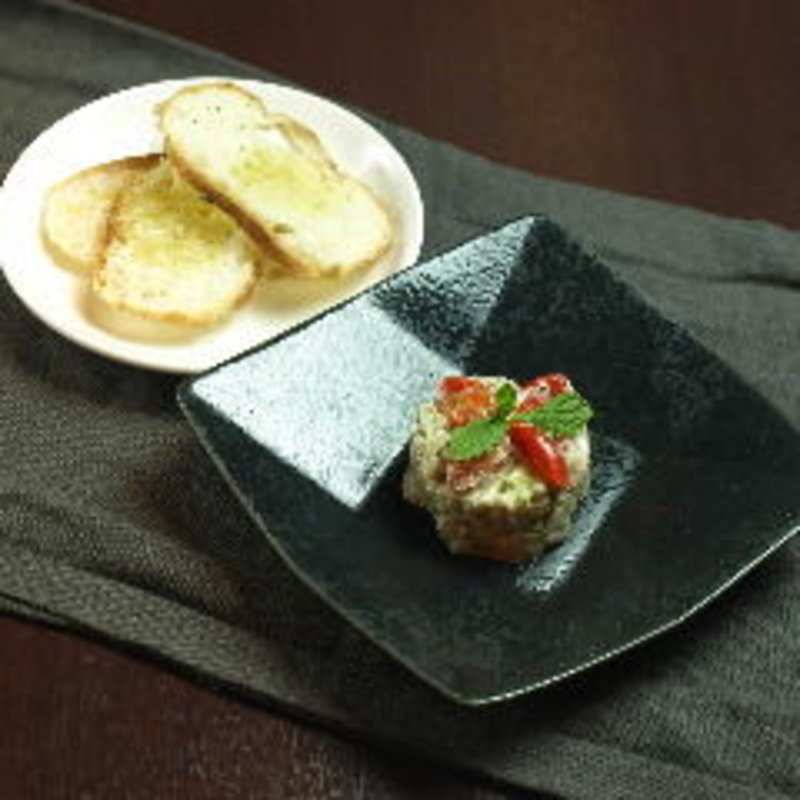 鮪とアボカドのタルタル(バー B24 千葉中央)