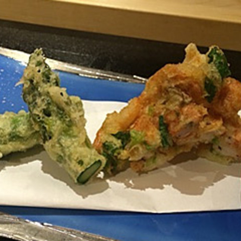 アスパラの天ぷら(京のおばんざいと握り寿司 宵山むらさき)