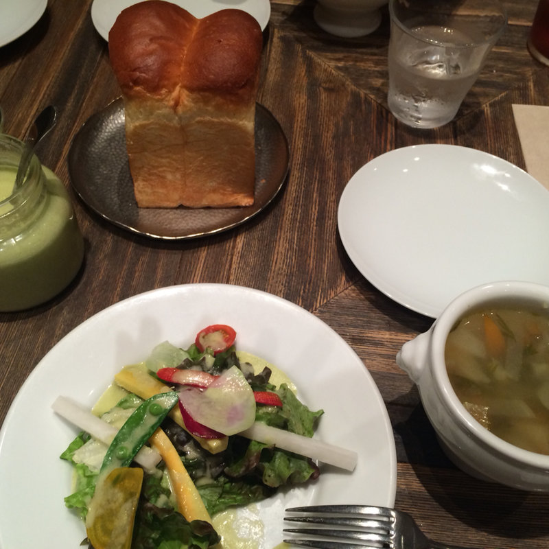 ランチのパンとサラダ(ラシーヌ)