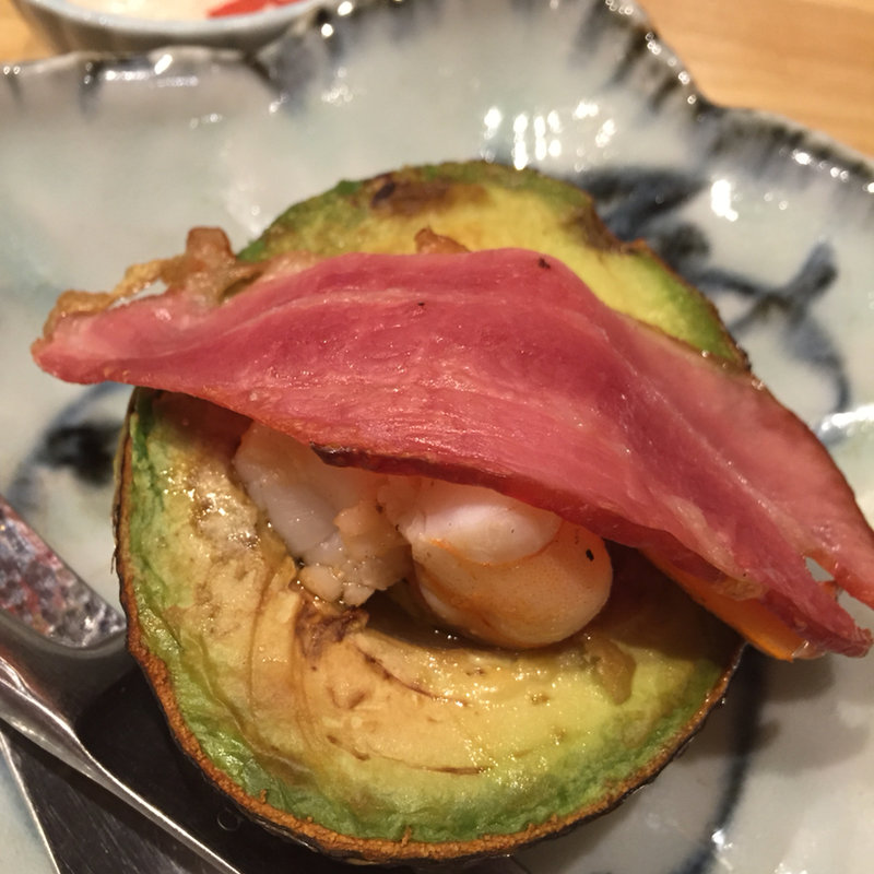 焼きアボカドと小海老のオリーブオイル焼き