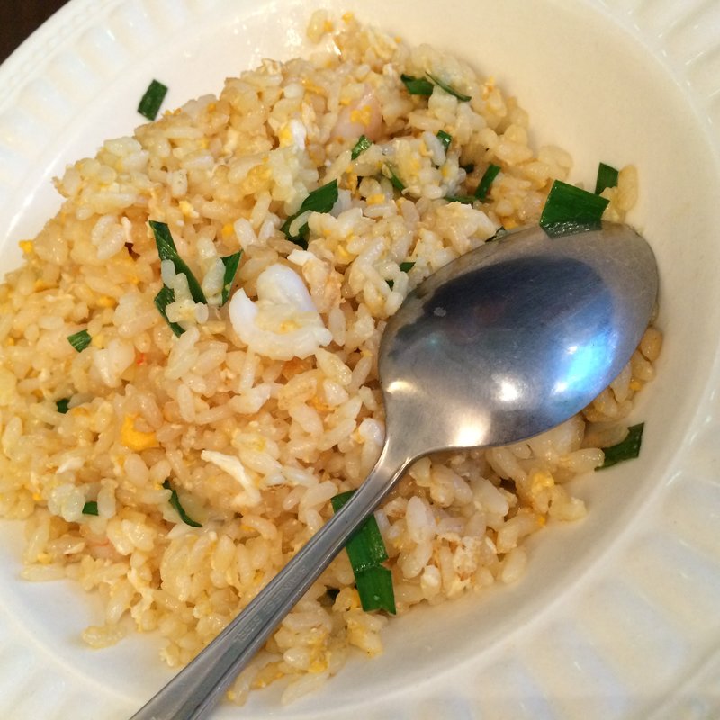 ミニホタテ・海老・ニラ・イカの杭州風チャーハン(燕 （エン）)