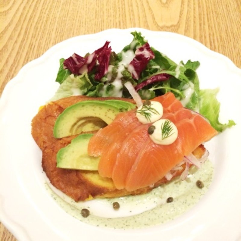スモークサーモンとアボカドのフレンチトースト(Yocco's French Toast Cafe)