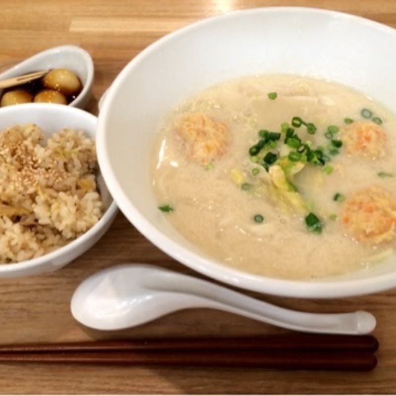 自家製おこわと鶏団子豆乳うどん　本日の甘味付き(雨時々小豆 グランツリー武蔵小杉店)