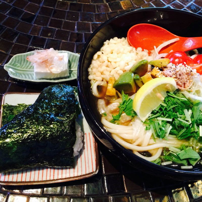アボカドぶっかけうどん(うさぎおうどん )