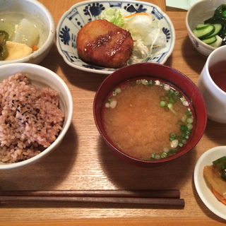 季節の一汁三菜ランチ(写真集食堂 めぐたま)