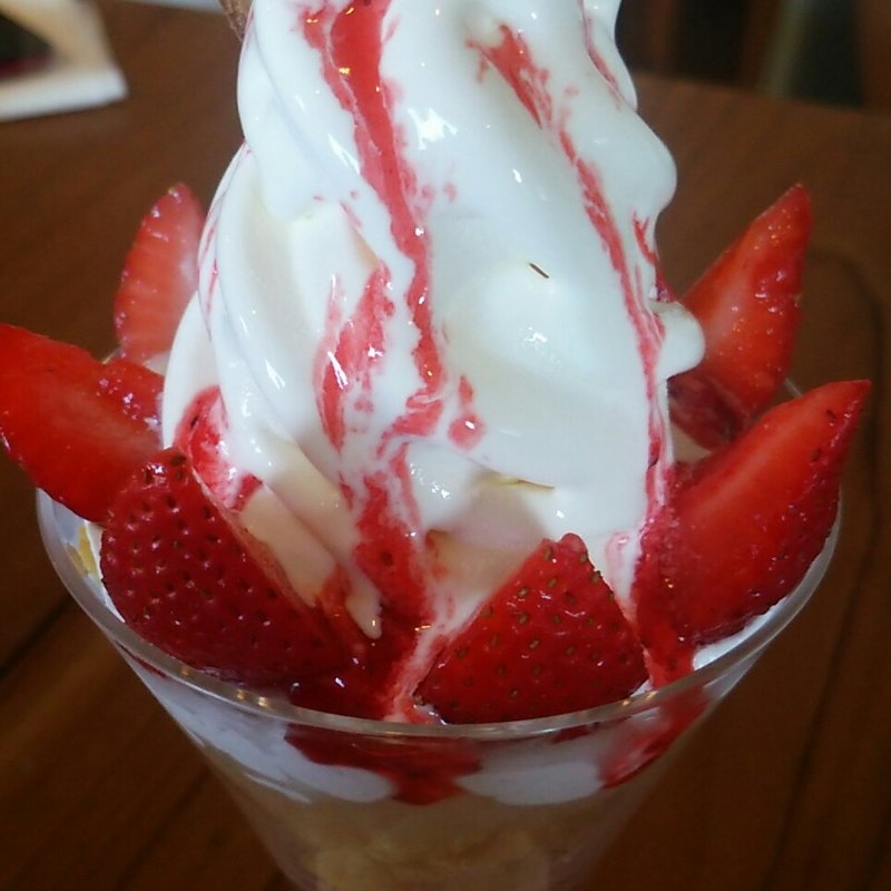 ベリーベリーパフェ(Cafe Madu ENOSHIMA)